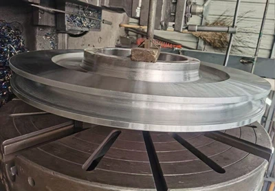 ล้อบนเครนมีรอกแบบเปิดร่องหรือไม่?